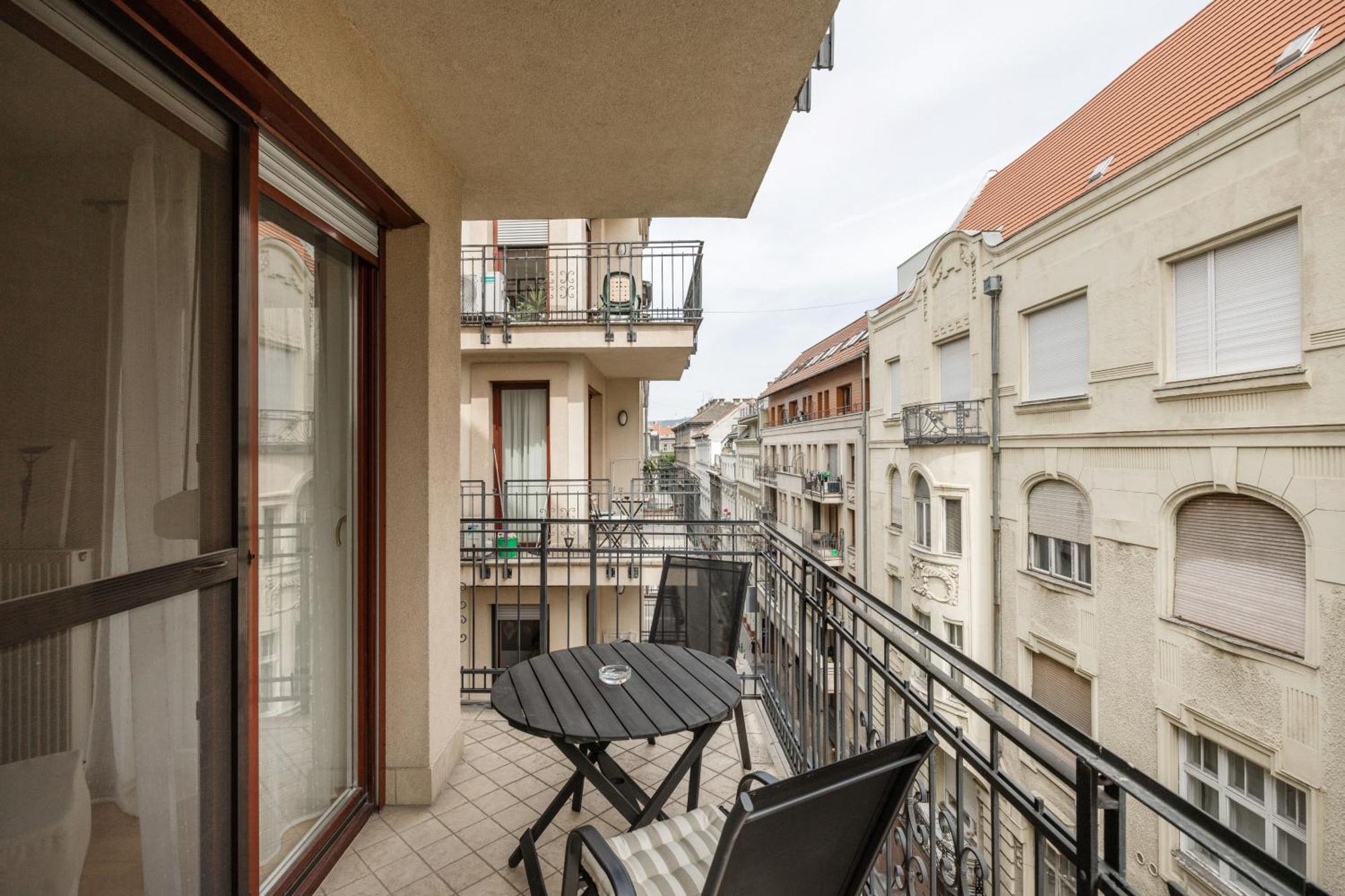 Bright And Central Apartment With Balcony Budapest Exterior photo